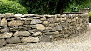 Redécouvrez l’art traditionnel de la construction en pierre naturelle avec la technique ancestrale du muret en pierre sèche. Cette méthode millénaire, valorisant l’authenticité et la durabilité, séduit de plus en plus d’artisans et amateurs en quête d’un Muret Design respectueux […]