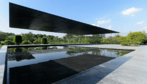 Imaginer un bassin miroir contemporain, c’est envisager un espace où l’eau se mêle à l’environnement dans un dialogue délicat et apaisant. Grâce à un débordement silencieux en périphérie, ce type de bassin va au-delà du simple point d’eau : il […]